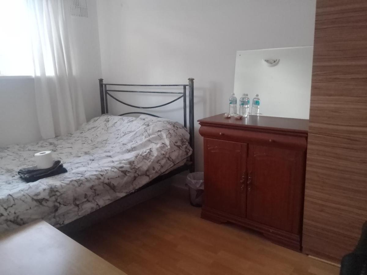 لندن Private Rooms In 3 Bedroom Flat!! المظهر الخارجي الصورة