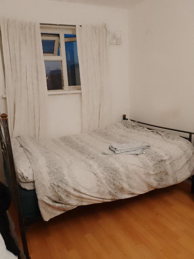 لندن Private Rooms In 3 Bedroom Flat!! المظهر الخارجي الصورة